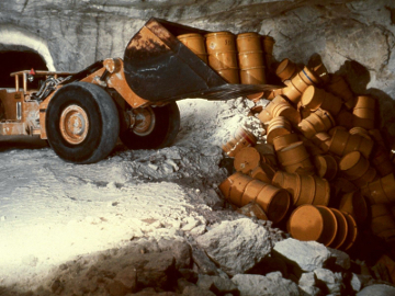 Ein Radlader lädt 1975 in einer Kaverne des Salzbergwerkes Asse Fässer mit radioaktivem Abfall ab. Zur Seite "Wesentliche Unterlagen zu den radioaktiven Stoffen"
