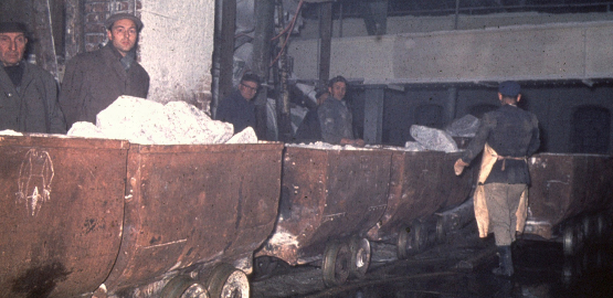 Underground: lorries loaded with rock salt and miners. Link to page "History of the Asse II mine"