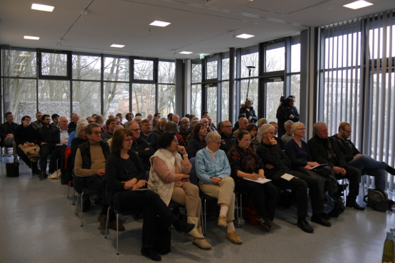 Aufmerksam folgten die Besucherinnen und und Besucher den Ausführungen von Mike Piske. Anschließend wurde intensiv über die vorgezogene Rückholung diskutiert. Aufmerksam folgten die Besucherinnen und und Besucher den Ausführungen von Mike Piske. Anschließend wurde intensiv über die vorgezogene Rückholung diskutiert.