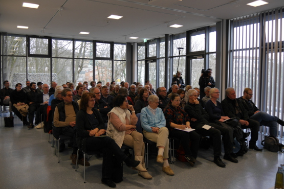 Aufmerksam folgten die Besucherinnen und und Besucher den Ausführungen von Mike Piske. Anschließend wurde intensiv über die vorgezogene Rückholung diskutiert.