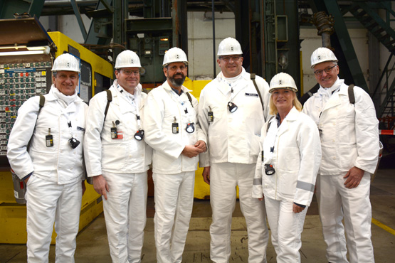 Dr. Thomas Lautsch (BGE), Marcus Bosse (MdL), Olaf Lies (Umweltminister), Stefan Studt (BGE), Dunja Kreiser (MdL) und Andreas Sikorski (LBEG) kurz vor der Einfahrt ins Grubengebäude