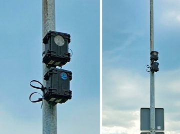 Auf zwei Bilder sind Laternenpfähle vor blauem Himmel zu sehen. An diesen sind Messgeräte befestigt, mit denen der Verkehr gezählt wird. Die Messgräte erinnern an Vogelkästen.