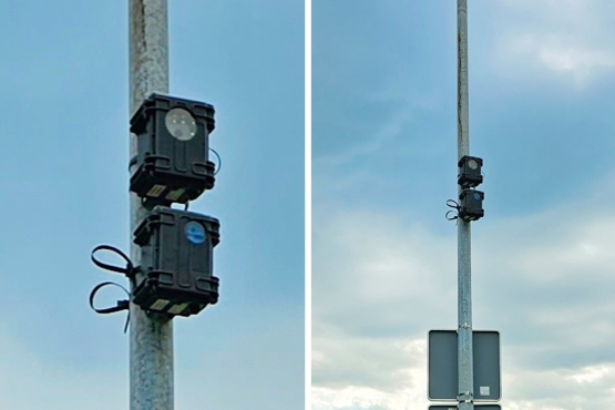 Auf zwei Bilder sind Laternenpfähle vor blauem Himmel zu sehen. An diesen sind Messgeräte befestigt, mit denen der Verkehr gezählt wird. Die Messgräte erinnern an Vogelkästen.