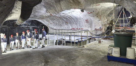 Eine Besuchergruppe an der Hauptauffangstelle auf der 658-Meter-Ebene. Hier werden über 90 Prozent der täglich zutretenden Lösung aufgefangen. Zur Seite "Was für Wasser gibt es in der Asse?"