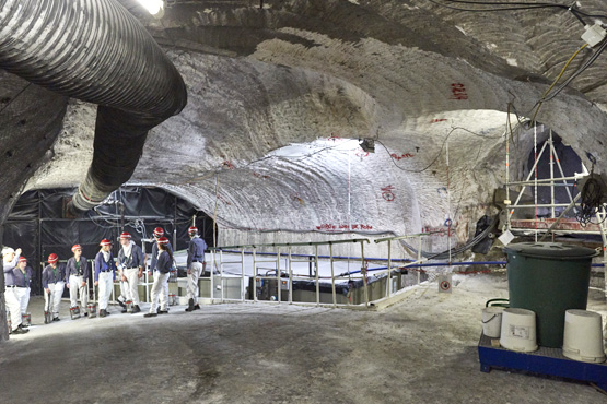 Eine Besuchergruppe an der Hauptauffangstelle auf der 658-Meter-Ebene. Hier werden über 90 Prozent der täglich zutretenden Lösung aufgefangen. Eine Besuchergruppe an der Hauptauffangstelle auf der 658-Meter-Ebene. Hier werden über 90 Prozent der täglich zutretenden Lösung aufgefangen.