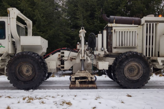 Vibrationsfahrzeug Ein Vibrationsfahrzeug auf verschneiter Fläche.