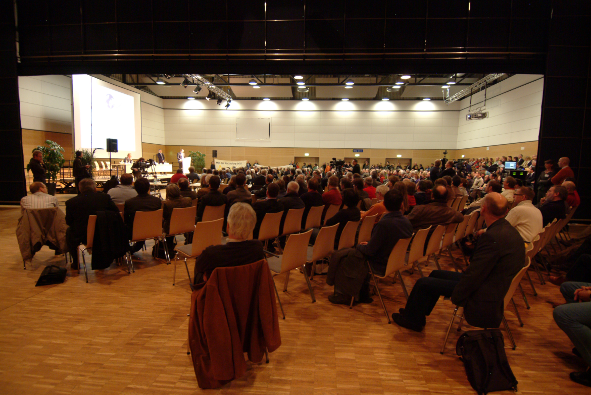Vielen interessierten Bürgern wird in der Lindenhalle in Wolfenbüttel der Optionenvergleich vorgestellt.