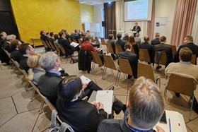 BGE_Konrad_ÜsiKo_Workshop Ein Referent spricht vor einem Publikum