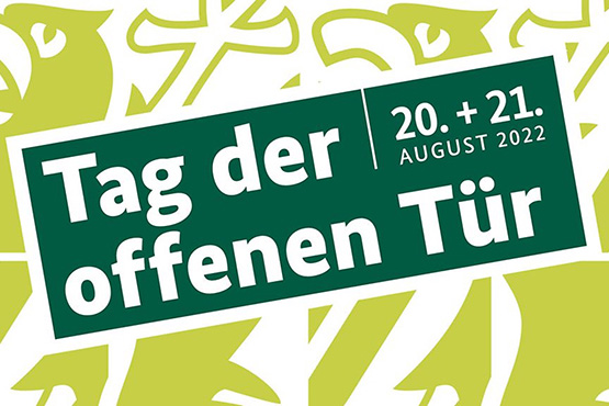 Die Grafik zeigt prominent mit weißer Schrift in einem dunkelgrünen Kasten den Schriftzug „Tag der offenen Tür“ mit dem Datum 20. Und 21. August über einem hellgrünen Mosaik aus dem Kopf des Bundesadlers.