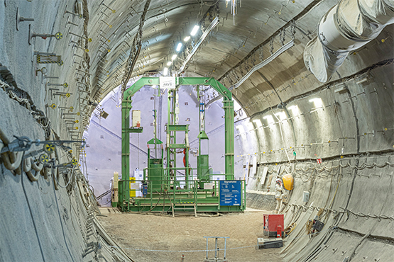 Das Bild zeigt eine Seilanlage zum Transport von Bergleuten während der Errichtung des Bunkers und für den geplanten Einbau einer Innenschale.