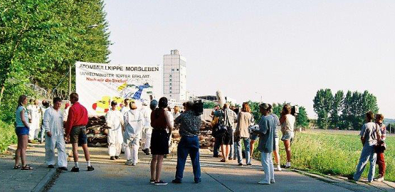 Aktivisten demonstrieren vor dem Endlager Morsleben. Zur Seite "Akteure und Aufgaben rund um das Endlager Morsleben"