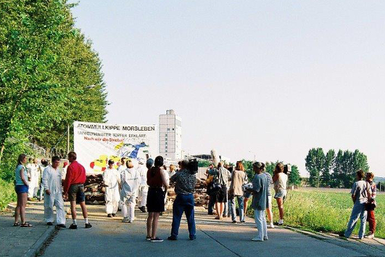 Aktivisten demonstrieren vor dem Endlager Morsleben