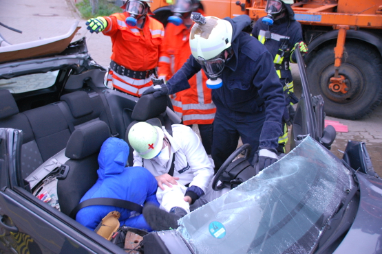 Im Szenario mussten die Unfallopfer nach einem vermuteten Austritt einer radioaktiven Flüssigkeit aus dem Auto befreit werden.
