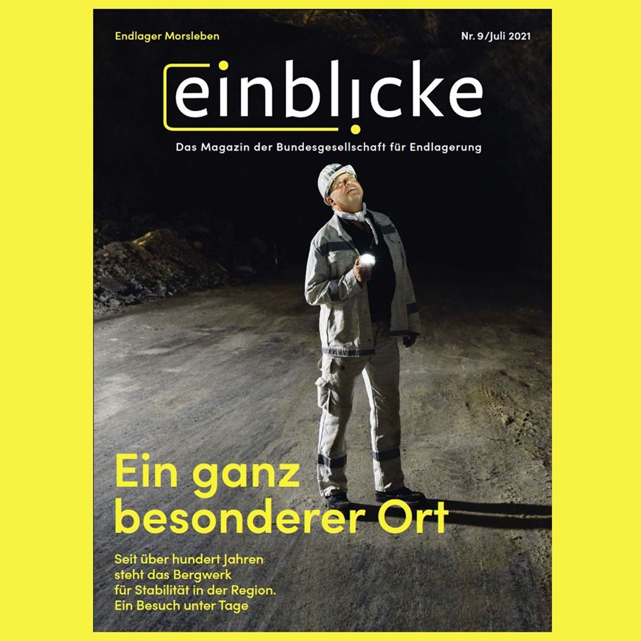 Auf gelbem Untergrund ist das Titelblatt des Magazins zu sehen. Auf dem Cover ist ein Mann mit Bergausrüstung unter Tage abgebildet.