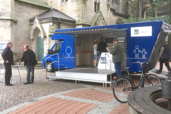 Bürgerinformation mit dem Infomobil der Bundesgesellschaft für Endlagerung in der Innenstadt von Peine Bürgerinformation mit dem Infomobil der Bundesgesellschaft für Endlagerung in der Innenstadt von Peine