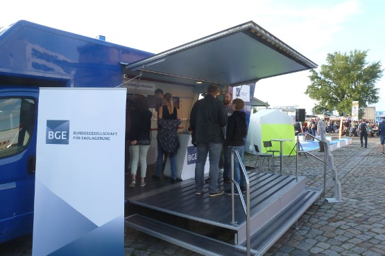 In Magdeburg informieren sich Bürger im Infomobil