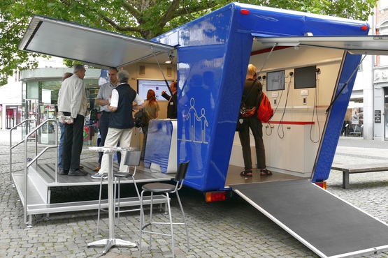 Bürger informieren sich im Infomobil in Braunschweig Bürger informieren sich im Infomobil in Braunschweig