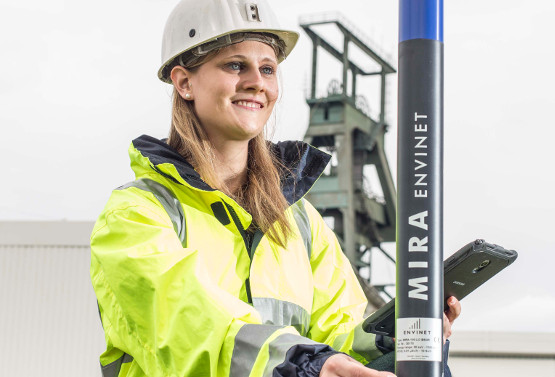 Eine Studentin des dualen Studienganges "Sicherheitswesen" mit dem Schwerpunkt Strahlenschutz erfasst Daten einer Sonde A dual student records data from a probe at a repository site