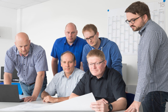 Mitarbeiter der IT-Abteilung Mitarbeiter der IT-Abteilung schauen sich einen Plan an