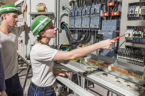 Eine Auszubildende arbeitet an einem der Schaltkästen für das Bergwerk Asse.