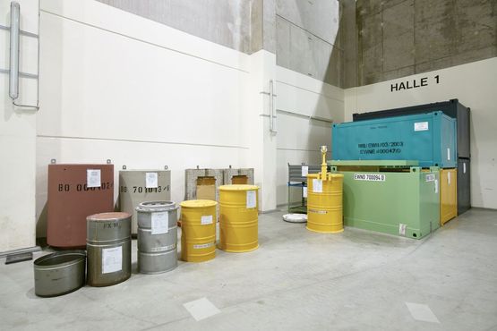 Foto von Behältern, die für radioaktive Abfälle zugelassen sind. 