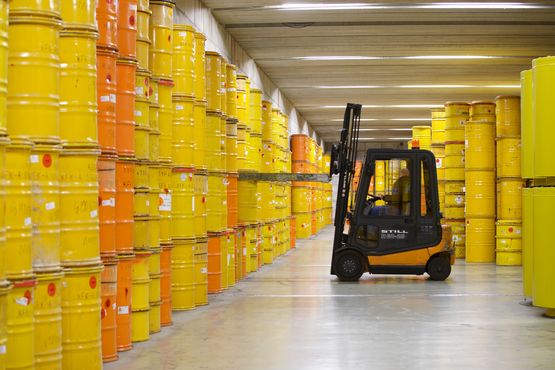 Fasslager des Zwischenlagers Karlsruhe Ein Gabelstapler transportiert ein Fass mit radioaktiven Abfällen