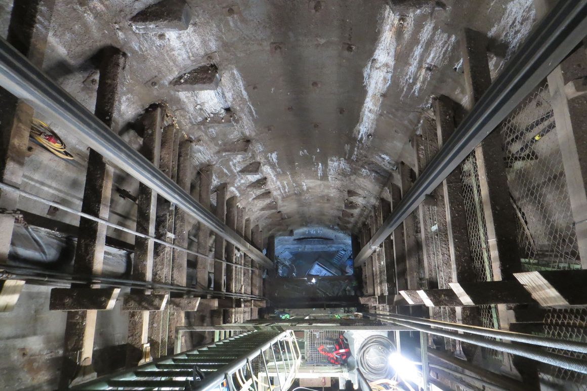 BGE_Endlager-Konrad_Blick_in_den_Schacht_ Konrad1 Blick in den Schacht Konrad 1. Hier finden Sanierungsarbeiten statt. Die alte Förderanlage ist Anfang 2018 ausgebaut worden.