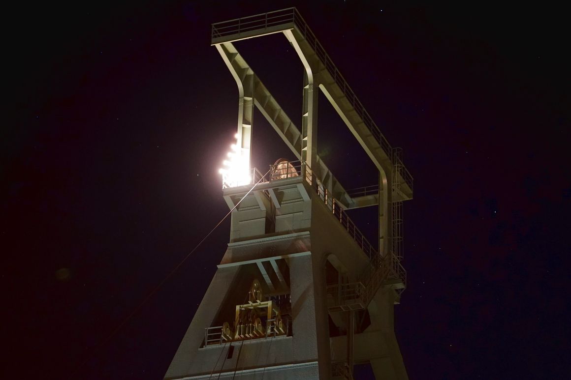 Förderturm am Schacht Konrad zur Weihnachtszeit Förderturm am Schacht Konrad