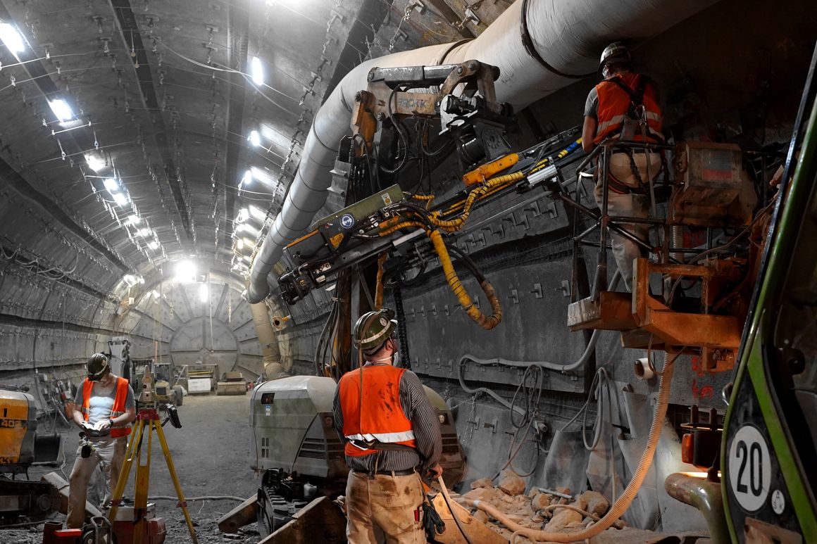 Drei Bergleute unter Tage im Bergwerk Konrad