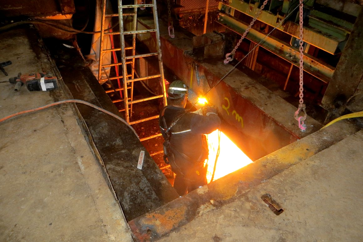 Bergwerk Konrad – Schachtstuhl Ein Bergmann führt Schweißarbeiten durch