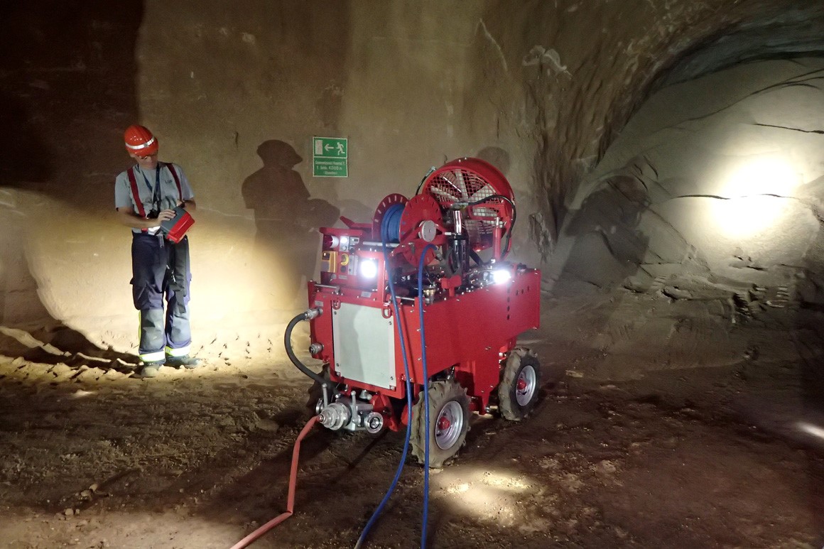 Bergwerk Konrad – Löschfahrzeug Ein Bergmann bedient ein ferngesteuertes Löschfahrzeug
