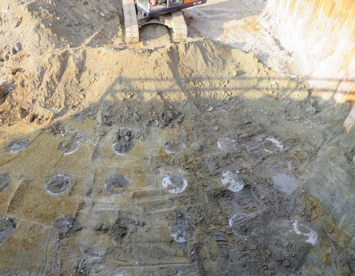 Eine Blick in eine Baugrube zeigt eingelassenen Mörtelsäülen