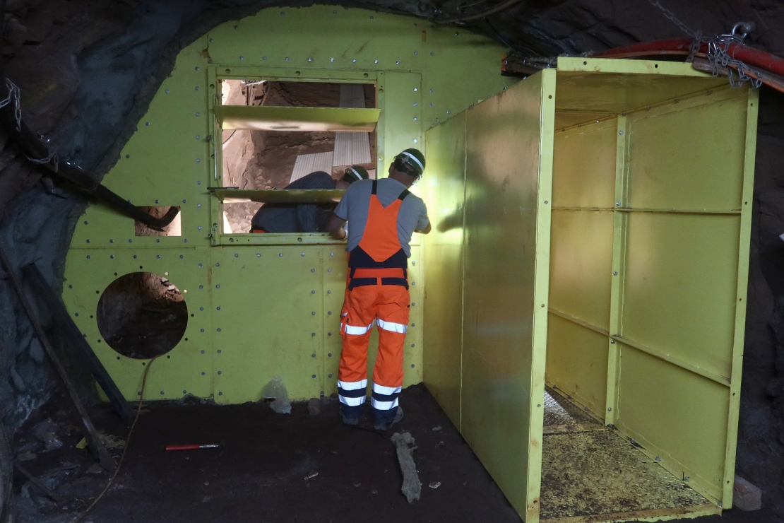Das Foto zeigt eine gelbe Metallkonstruktion unter Tage. Sie kommt bei der Versorgung des Bergwerks mit Frischluft zum Einsatz