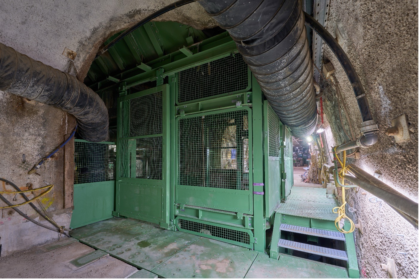 Eine grüne Stahlkonstruktion unter Tage im Bergwerk Konrad in 1.100 Meter Tiefe.