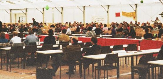 Menschen sitzen im Publikum einer Veranstaltung. Zur Seite "Genehmigung des Endlagers Konrad"