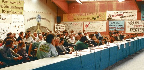 Menschen sitzen im Publikum einer Veranstaltung. Zur Seite "Akteure und Aufgaben rund um das Endlager Konrad"