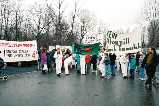 The public hearings of the objections to the Konrad repository were accompanied by protests A group of people demonstrating with signs and banners