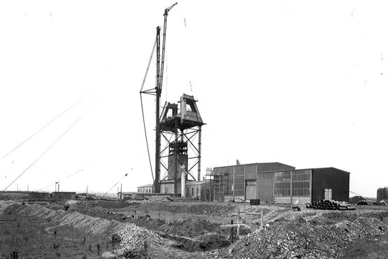 1961 - the winding tower on Konrad Shaft 1 was built The historical photograph shows assembly work on the winding tower of Konrad 1