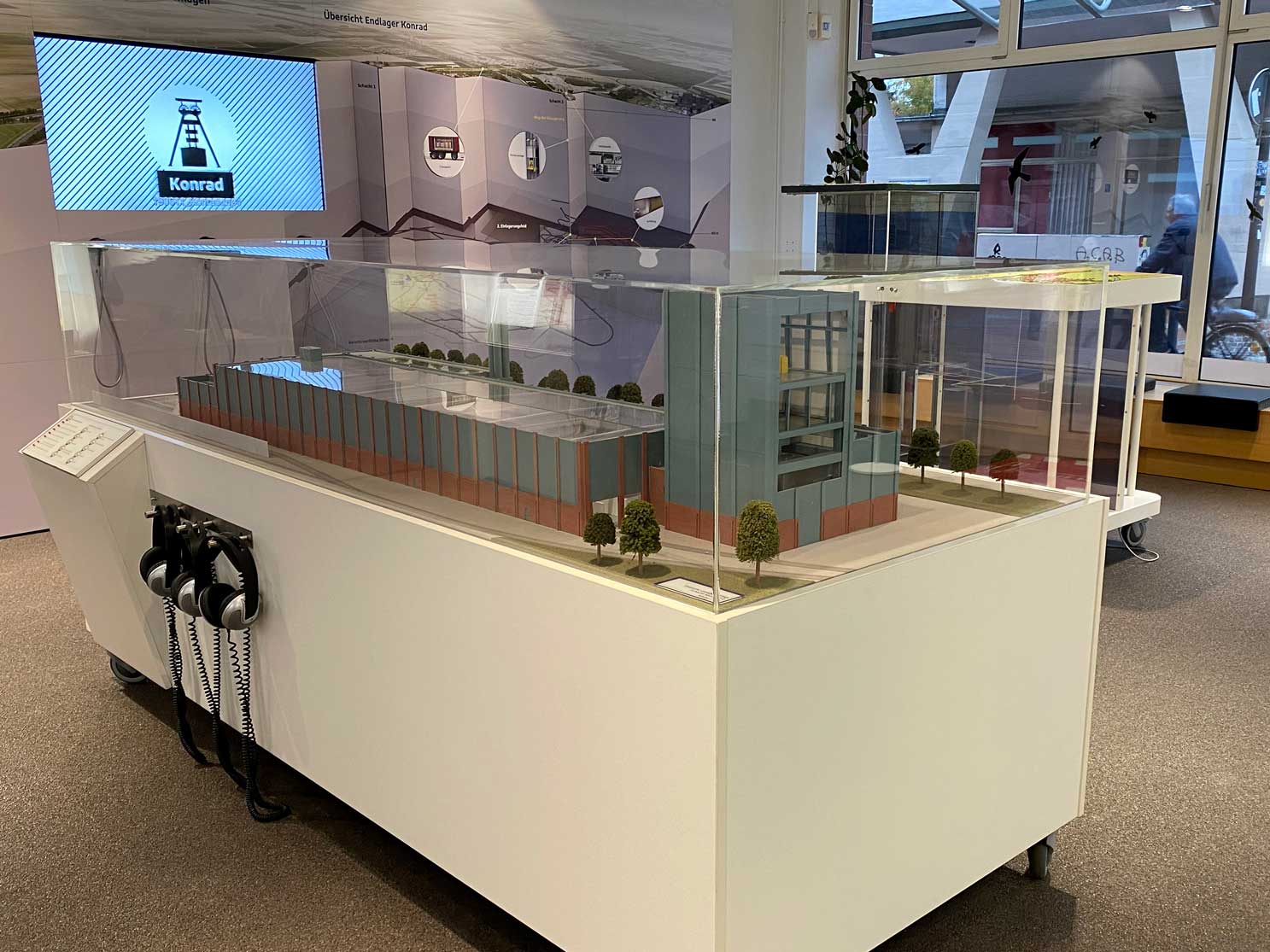 Blick in die Infostelle Konrad Ein dreidimensionales Modell eines Gebäudes steht im Ausstellungsraum der Infostelle Konrad