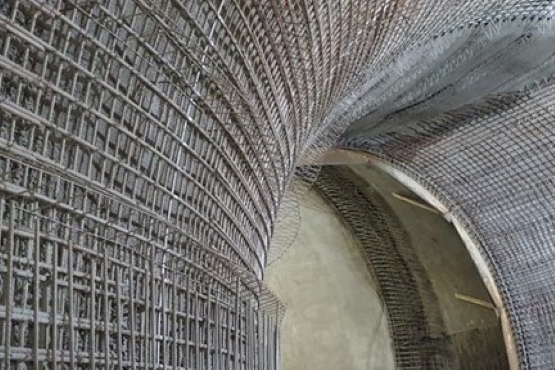 Die Tunnelwände und die Decke (Firste) sind verkleidet mit einem Geflecht aus Stahlstangen. 