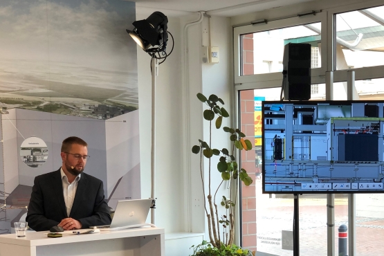 Jan Heider zeigt auf einem Monitor