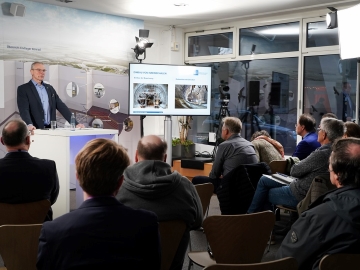 Ein Fachmann informiert Personen in einer Informationsveranstaltung
