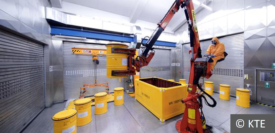 A transport container is brought into an interim storage facility.