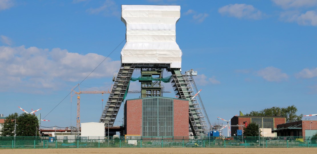 Förderturm der Schachtanlage Konrad 1 eingerüstet mit Baugerüsten und Planen