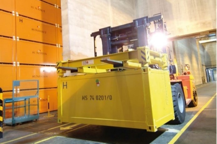 A forklift truck carries a filled transport container into the Karlsruhe interim storage facility