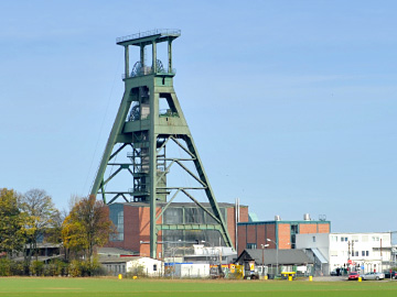 Blick von der Ferne auf den Förderturm und das Gelände von Konrad 1