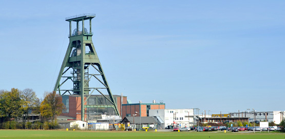 Blick von der Ferne auf den Förderturm und das Gelände von Konrad 1. Zur Seite "Kurzinformationen zum Endlager Konrad"