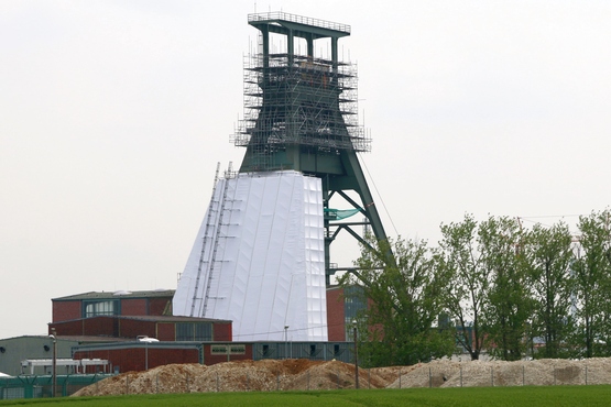 Für die Arbeiten an der Förderanlage wurde der Förderturm teilweise eingehaust