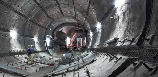 Zwei Bergleute führen im Bergwerk Konrad Vermessungsarbeiten aus. Zur Seite "Ergebnisse der Überprüfung und Umsetzung"