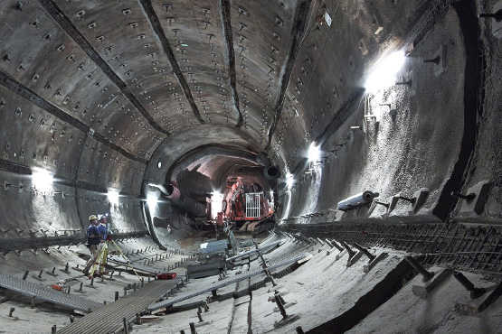 Bergwerk Konrad – Vermessung in der Transportstrecke Zwei Bergleute führen im Bergwerk Konrad Vermessungsarbeiten aus